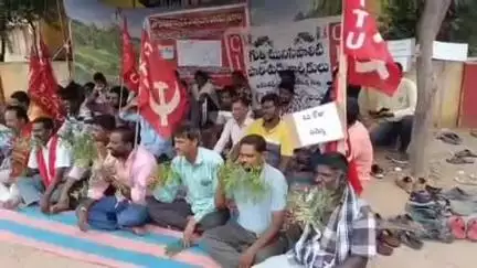 గుంతకల్లు: ఆకులు తింటూ వినూత్నంగా నిరసన వ్యక్తం చేసిన గుత్తి మున్సిపల్ ఇంజనీరింగ్, పారిశుద్ధ్య కార్మికులు