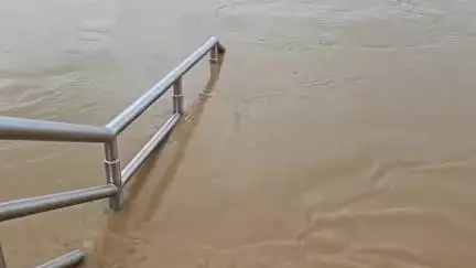 मिर्ज़ापुर: जनपद में गंगा का रौद्र रूप चेतावनी बिंदु के करीब, खतरे के निशान से 2 मीटर नीचे बह रही गंगा, बाढ़ क्षेत्र अलर्ट