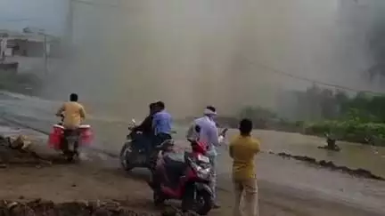 पैठण: चितेगाव व्हिडिओकॉन कंपनी समोर छत्रपती संभाजीनगरला पाणीपुरवठा करणारी जलवाहिनी फुटली