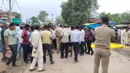 कोरांव: कोरांव बाजार में सरकारी नाला व खंती की सफाई को लेकर सड़क जाम कर धरने पर बैठे प्रभावित किसान, पुलिस मौजूद