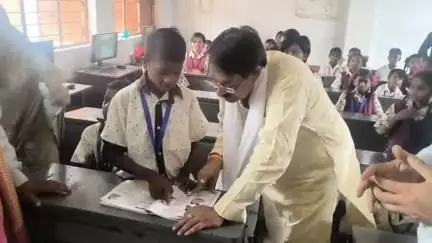 అసిఫాబాద్: సుంగాపూర్ శాటిలైట్ పాఠశాలలోని విద్యార్థులకు పాఠాలు బోధించిన కేంద్ర మంత్రి హర్ష్ మల్హోత్రా