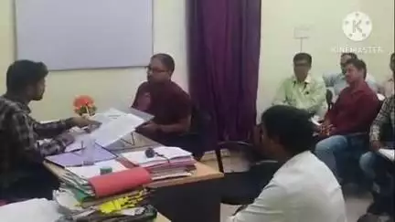 बक्सर: विद्युत कार्यपालक अभियंता ने सुपरवाइजर के साथ की बैठक, उपभोक्ताओं को समय पर बिल देने के दिए निर्देश