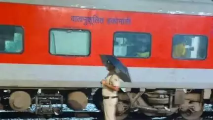 फतेहपुर: गुरूपा गझंडी घाटी में रेलवे ट्रैक पर मलबा गिरने से रेल सेवा बाधित