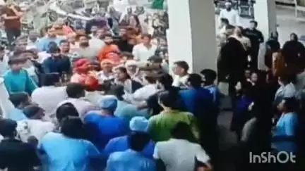 हापुड़: गढ़ रोड पर स्थित देवनंदिनी अस्पताल में तीमारदार और स्टाफ के बीच रेफर करने को लेकर मारपीट का मामला, CCTV आया सामने