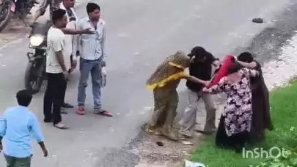 एटा: थाना क्षेत्र मारहरा के अंतर्गत नगला तुला में दो पक्षों के बीच मारपीट का वीडियो आया सामने, मुकदमा हुआ दर्ज