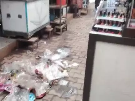 Begum Market mein raste mein faila hua hai gandagi  ho rhi badi Laparwahi.