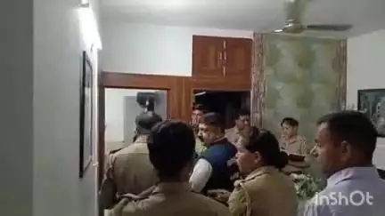 धौलाना: दिनेश नगर कॉलोनी में संदिग्ध परिस्थितियों में महिला ने फांसी लगाकर आत्महत्या की, पुलिस और फोरेंसिक टीम मौके पर पहुंची