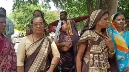 नरसिंहपुर: नरसिंहपुर : मध्यान भोजन बनाने वाली महिलाओं के सामने रोजी-रोटी का शुरू हो रहा संकट कलेक्टर से लगाई गुहार #jansamasya
