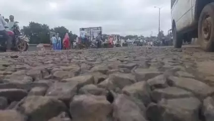 साक्री: पिंपळनेर-सटाणा रस्ते कामाचे 'पितळ' उघड; अवघ्या १५ दिवसांत रस्त्यावर खड्डेच-खड्डे;काम गुणवत्तापूर्ण होण्याची मागणी