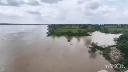 उरई: उरई में बेतवा नदी में माताटीला बांध खुलने से रौद्र रूप धारण किया, जिला प्रशासन ने जारी की गाइडलाइन