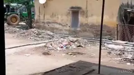 बीरपुर: पुराने हॉस्पिटल के पास फेंकी जा रही गंदगी से ग्रामीण परेशान, जन समस्या