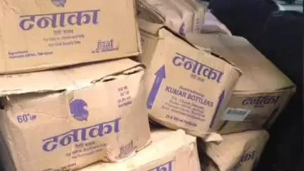 हुसैनाबाद: हुसैनाबाद क्षेत्र में एक वेगनआर गाड़ी से 20 पेटी टनाका देसी शराब बरामद