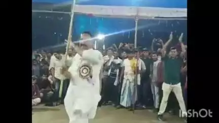 রতুয়া ২: লাঠি হাতে আসরে জেলা তৃণমূল সভাপতি, মেতে উঠল আটগামায় এলাকা