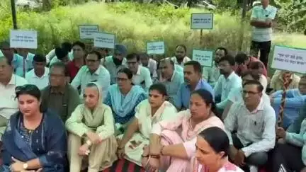 सिरसा: हिसार प्रिंसिपल हत्याकांड: सिरसा लघु सचिवालय में निजी स्कूल संचालकों का धरना, सख्त कार्रवाई की मांग