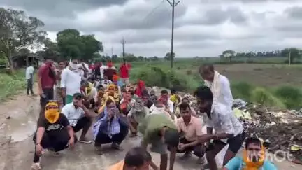 सिमरी: मंझवारी पंचायत में कूड़ा डंपिंग को लेकर लोग आक्रोशित, डंपिंग वाहनों को खदेड़ा, सड़क जाम कर जताया विरोध #jansamasya