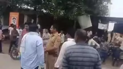 इटावा: फ्रेंड्स कालोनी इलाके में तेज रफ्तार ट्रैक्टर ने कचहरी आ रहे बाइक सवार को टक्कर मारकर कुचला, बाबा की मौत, नाती घायल