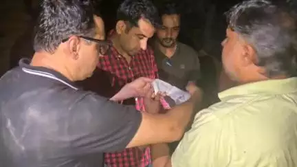 कैथल: एसडीएम अजय कुमार ने HAFED के गोदामों का किया निरीक्षण, बारिश में भीगे गेहूं के सैंपल लिए