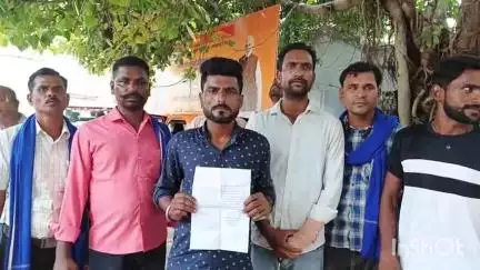 जलालाबाद: सीखमपुर में शराब के लिए पैसे देने से मना करने पर दबंगों ने मजदूर के साथ की मारपीट, ₹5000 छीने और मोबाइल खेत में फेंका