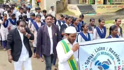 భీమడోలులో మధ్యవర్తిత్వం పై అవగాహన కల్పిస్తూ 1km వాక్ కార్యక్రమం చేపట్టిన భీమడోలు కోర్టు న్యాయమూర్తి ప్రియదర్శిని నూతక్కి