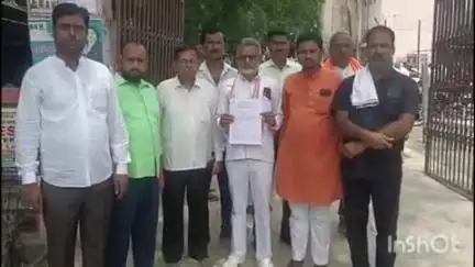 लालगंज: लालगंज में ध्वस्त बिजली व्यवस्था पर व्यापारियों ने किया प्रदर्शन, एसडीएम मिथलेश त्रिपाठी को सौंपा ज्ञापन