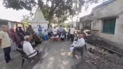 पीलीभीत: श्रीनगर गांव में नदी के कटान से परेशान ग्रामीणों ने विरोध प्रदर्शन कर आंदोलन की दी चेतावनी
