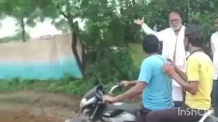 बारां: नारेड़ा ग्राम के मेन रोड पर कीचड़ भरे रास्ते पर ग्रेवल डालकर ग्रामीणों को दी गई राहत