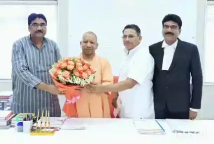 अकबरपुर: अकबरपुर नगर के विकास को मिल सकता है नया आयाम, नगर पालिकाध्यक्ष चंद्रप्रकाश ने मुख्यमंत्री से की मुलाकात और सौंपा ज्ञापन