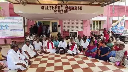 காரைக்குடி: வட்டாட்சியர் அலுவலத்தில் E பட்டா கேட்டு இந்திய கம்யூனிஸ்ட் கட்சி மற்றும் பொதுமக்கள் சார்பில் முற்றுகைப் போராட்டம்