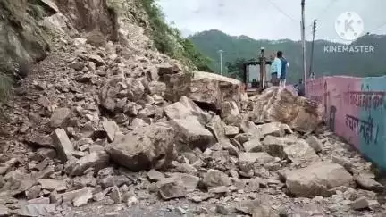 टिहरी: घनसाली-नई टिहरी सड़क मार्ग पर घनसाली के समीप बैरियर भारी बोल्डर व मलबा गिरने से बंद हुआ