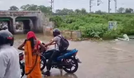 मेदिनीनगर (डालटनगंज): जिले में भारी बारिश को लेकर पुलिस ने जारी किया अलर्ट, मदद के लिए टोल फ्री और मोबाइल नंबर भी बताया