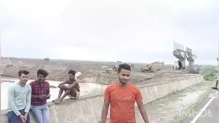 बलिया: जनाड़ी सहित आसपास के खेतों में घुसा गंगा का पानी, मंडराने लगा मवेशियों के चारे का संकट  #jansamasya