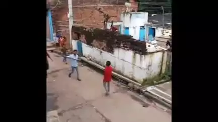 शिवपुरी नगर: चिलौद में लड़की को लेकर दो पक्षों में मारपीट, लाठी-डंडों से हमला, थाने के बाहर भी हुई झूमाझटकी