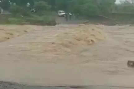 डिंडौरी: सक्का गांव के पास खरमेर नदी में उफान, मंडला-डिंडौरी सड़क मार्ग बाधित, सैकड़ों गांवों का ज़िला मुख्यालय से संपर्क टूटा