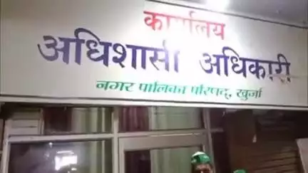 खुर्जा: नवदुर्गा शक्ति मंदिर से सिद्धेश्वर मंदिर तक जल भराव को लेकर भाकियू महाशक्ति ने नगर पालिका ईओ कार्यालय का किया घेराव