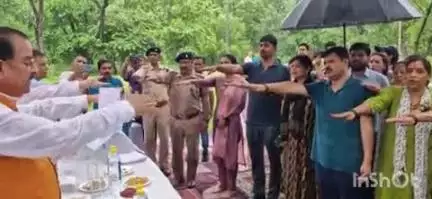 हल्द्वानी: हल्द्वानी में सांसद अजय भट्ट ने लोक पर्व हरेले के मौके पर प्रशासन और वन विभाग के अधिकारियों को दिलाई शपथ