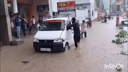 सासाराम: सासाराम में हो रही मूसलाधार बारिश के कारण जनजीवन अस्त-व्यस्त हुआ