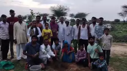 राजगढ़: गांव मिठी रेडू में मेघवाल समाज ने मृत्यू भोज बंद कर स्वर्गीय बादमा देवी की स्मृति में वृक्षारोपण किया