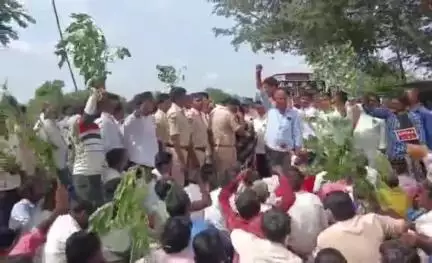 అలంపూర్: కలెక్టర్ వచ్చి హామీ ఇచ్చేంతా వరకు పోరాటం కొనసాగిస్తామని తహసిల్దార్ కు సమాధానం ఇచ్చిన రైతులు