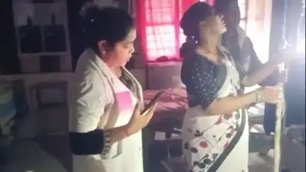 पट्टी: सीएचसी पट्टी में मोबाइल की फ्लैश लाइट से हो रहा इलाज, वीडियो सोशल मीडिया पर जमकर वायरल