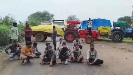 साईं खेड़ा: गाडरवारा-साईंखेड़ा भोपाल रोड पर किसानों का चक्का जाम, मूंग की तुलाई न होने पर जताया विरोध