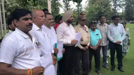 करनाल: हिसार की घटना के विरोध में प्राइवेट स्कूलों ने लघु सचिवालय पहुंचकर मुख्यमंत्री के नाम सौंपा ज्ञापन