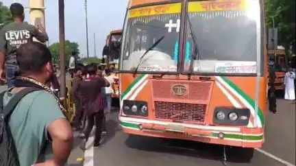झांसी: बस स्टैंड पर प्राइवेट बस और यूपी रोडवेज बस कर्मियों के बीच सवारियों को लेकर विवाद, कर्मचारियों ने किया चक्का जाम