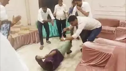 शिकोहाबाद: शिकोहाबाद नगर पालिका के EO का नागिन डांस का वीडियो वायरल, बना चर्चा का विषय