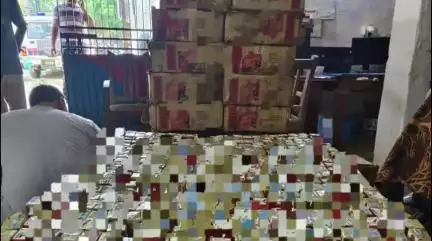 बहादुरपुर: अवैध शराब के खिलाफ पुलिस की कार्रवाई, फेकला थाना के चक्का गांव में घर से शराब जब्त