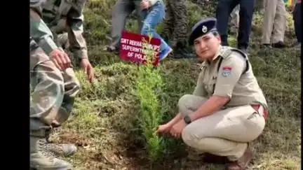 पिथौरागढ़: हरेला पर्व पर पुलिस का विशेष वृक्षारोपण अभियान, पुलिस अधीक्षक ने अभियान की शुरुआत की
