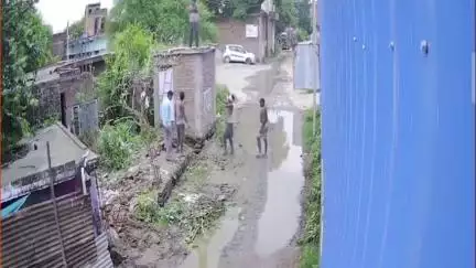 कौंच: कांच के मंदिर के पास निर्माणाधीन मकान में काम करते समय हाईटेंशन लाइन की चपेट में आया मजदूर, हादसे का लाइव CCTV सामने आया