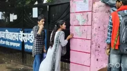 सासाराम: सासाराम में मूसलाधार बारिश के बीच बिहार पुलिस की कड़ी सुरक्षा में परीक्षा शुरू हुई