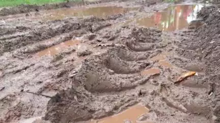 ভগবানগোলা ১: ভগবানগোলায় বেহাল রাস্তা, প্রতিবাদ গ্রামবাসীদের গৃহবধূদের স্পষ্ট বার্তা, “লক্ষীর ভান্ডার নয়, রাস্তা #jansamasya