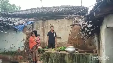 मनिका: बरवाडीह गांव निवासी बजरंगी राम का घर गिरा, प्रखंड प्रशासन से मुआवजे की मांग