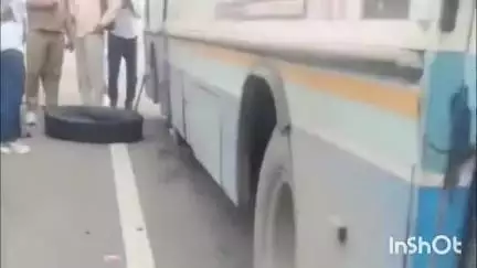 फतेहाबाद: गांव धांगड़ के पास रोडवेज बस का टायर फटा, पलटने से बची, पानीपत से सिरसा जा रही थी बस